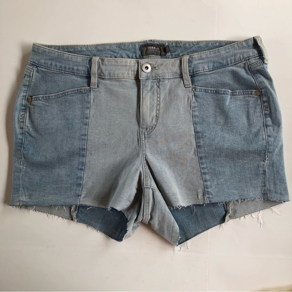 Torrid Denim Cut Off Shorts Two Tone‎ Panel Size 16 New MSRP $55.50 US - Picture 3 of 9